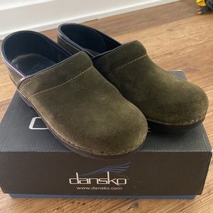 Dansko Professional Suede. Size 38 (Ladies 7.5-8) Hunter Green Suede